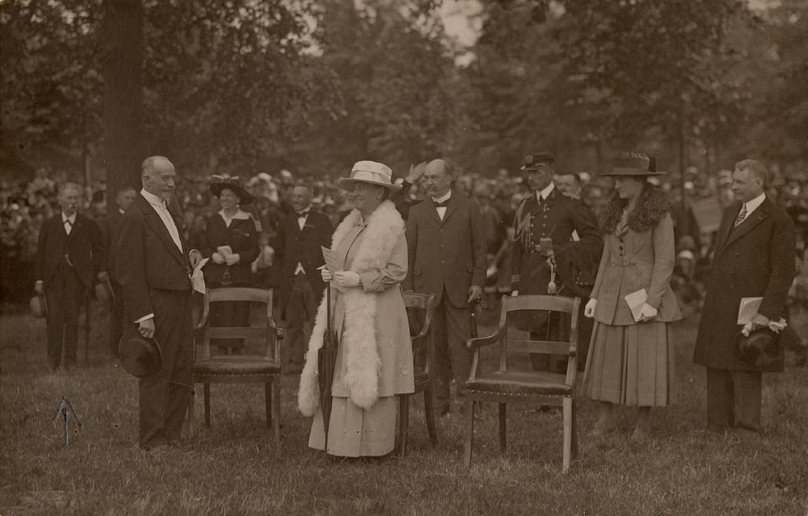 G. C. Bunk (ganz links) bei einem Empfang Königin Wilhelminas (undatiert)