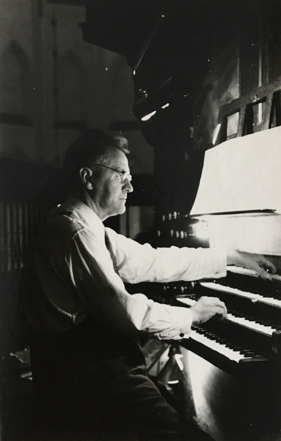 An der Arp-Schnitger-Orgel in Norden, 1. September 1953