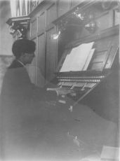Bunk an der Orgel der Bielefelder Synagoge, 1907