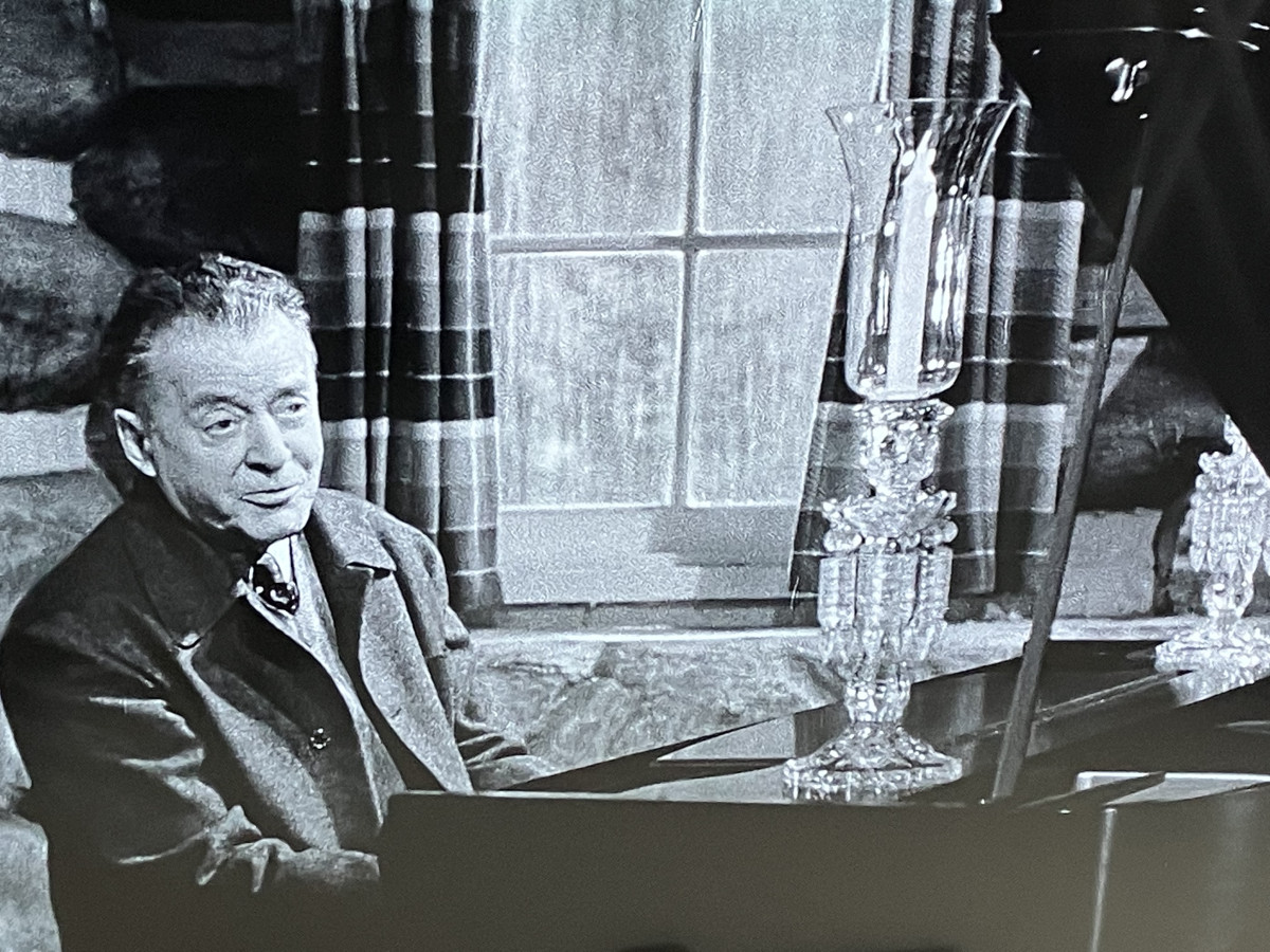 Alfred Hitchcocks "Saboteure": Der blinde Komponist Philip Martin spielt Delius' "Summer Night on the River" in Bunks Klavierübertragung